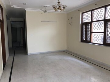 Room in 4 BHK Independent House at RWA Apartments Sector 50, Sector 50 – for Rent