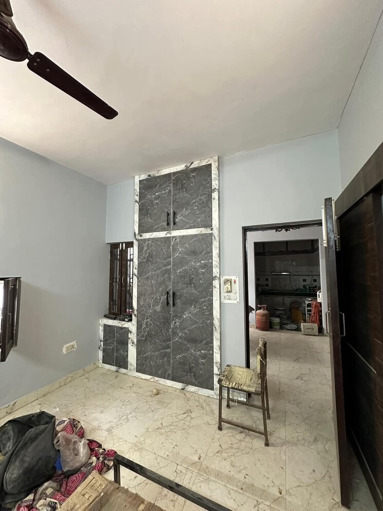  Parking, burari 3 Bedroom 100 Sq.Yd. Builder Floor In Burari Delhi 8012943