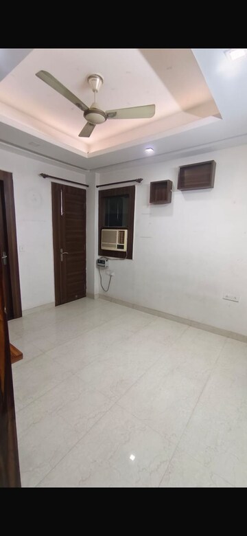 Room in 3 BHK Builder Floor at Sector 57 – for Rent