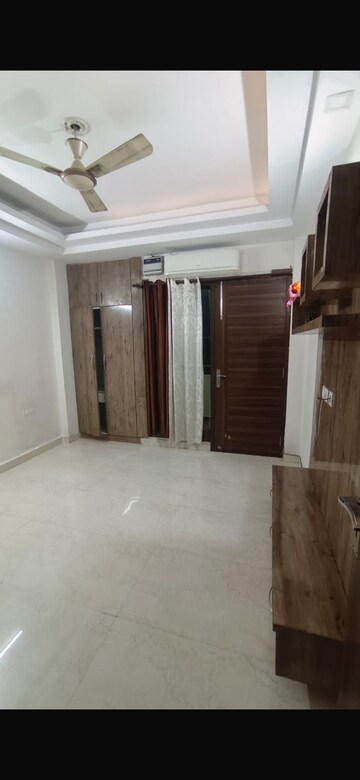 Room in 3 BHK Builder Floor at Sector 57 – for Rent