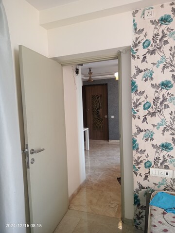 Room in 1.5 BHK Apartment at Hiranandani Lavinia, Ghodbunder Road – for Rent