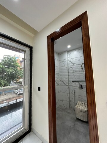 Building Lobby in 3.5 BHK Builder Floor at Ansal Versalia Phase A2, Sector 67a – for Sale