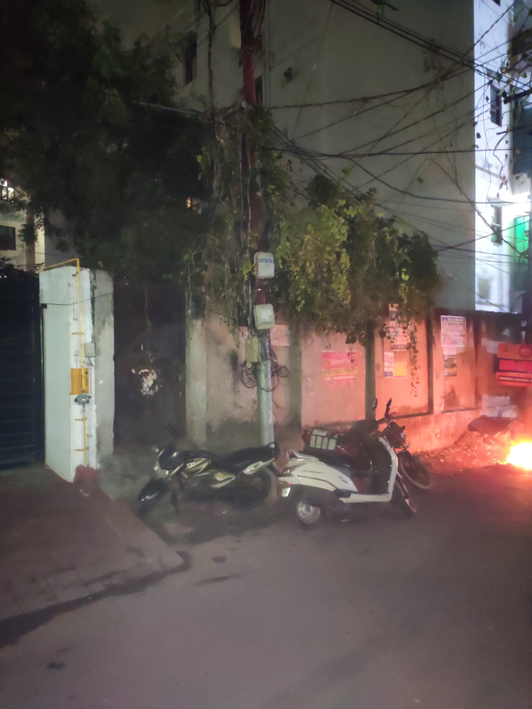 Plot For Sale in Aliganj