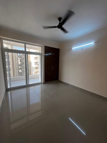 Room in 2.5 BHK Apartment at Mahagun Mywoods II, Sector 16c Greater Noida – for Rent