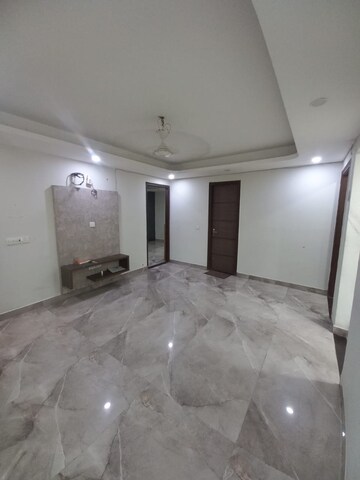Room in 3 BHK Builder Floor at Sector 12a – for Rent