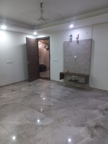 Room in 3 BHK Builder Floor at Sector 12a – for Rent