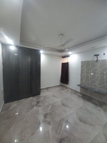 Room in 3 BHK Builder Floor at Sector 12a – for Rent