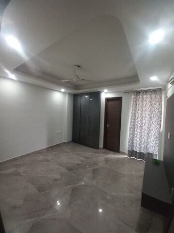 Room in 3 BHK Builder Floor at Sector 12a – for Rent