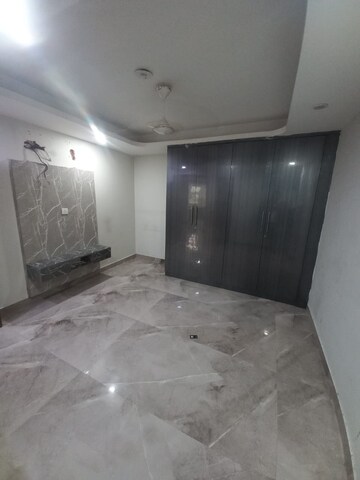 Room in 3 BHK Builder Floor at Sector 12a – for Rent