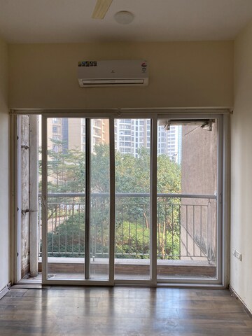Room in 3 BHK Apartment at Runwal Greens, Mulund West – for Rent