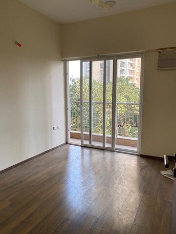 Room in 3 BHK Apartment at Runwal Greens, Mulund West – for Rent