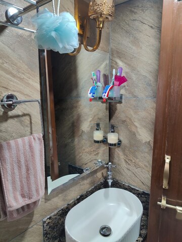 Furnished Amenities in 1.5 BHK Apartment at Colaba – for Rent