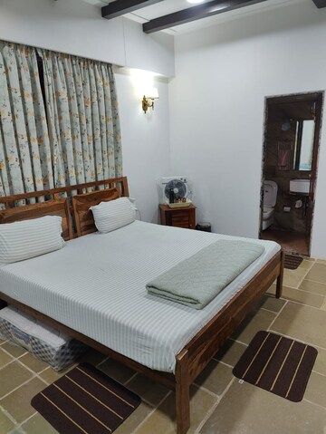 Bedroom in 1.5 BHK Apartment at Colaba – for Rent