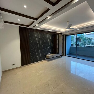 Room in 4 BHK Builder Floor at Ansal Sushant Lok I, Sector 43 – for Rent