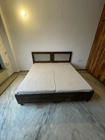 1 RK Builder Floor For Rent in Sector 52