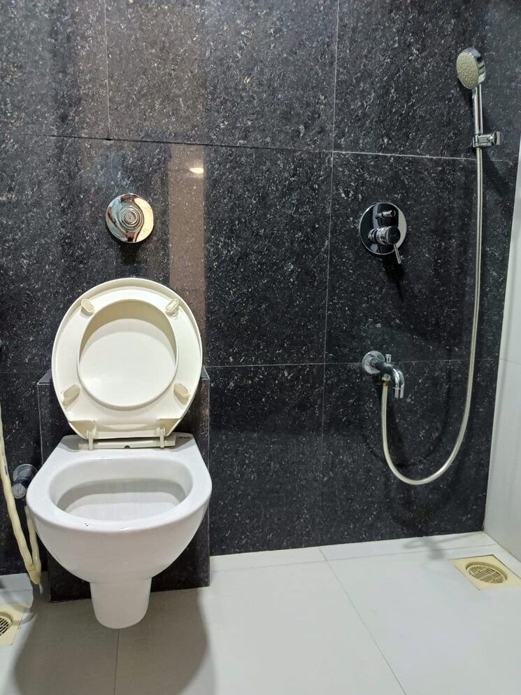 Bathroom, lalani-grandeur 3 Bedroom 932 Sq.Ft. Apartment In Goregaon East Mumbai 8013802