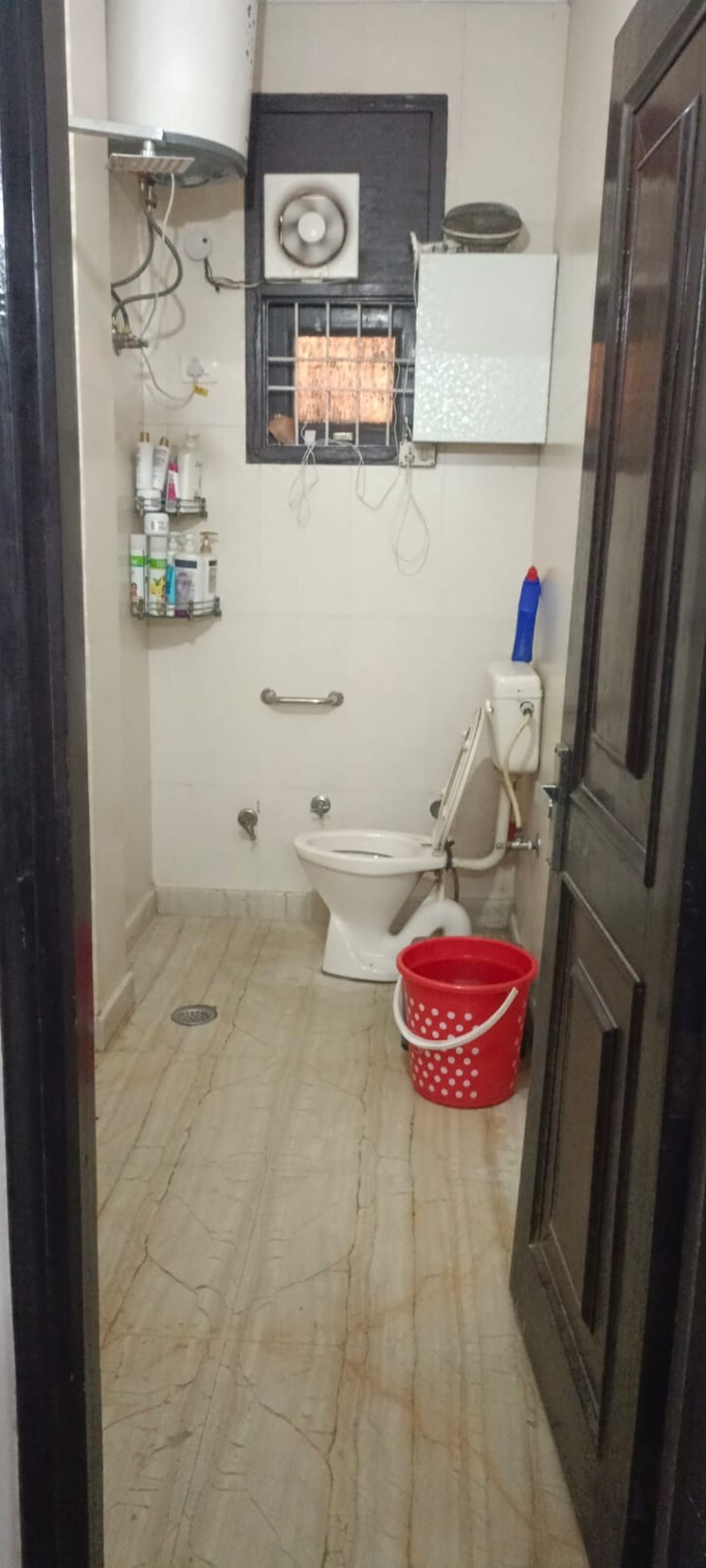 Bathroom, rohini sector 24 3 Bedroom 60 Sq.Mt. Builder Floor In Rohini Sector 24 Delhi 8013835