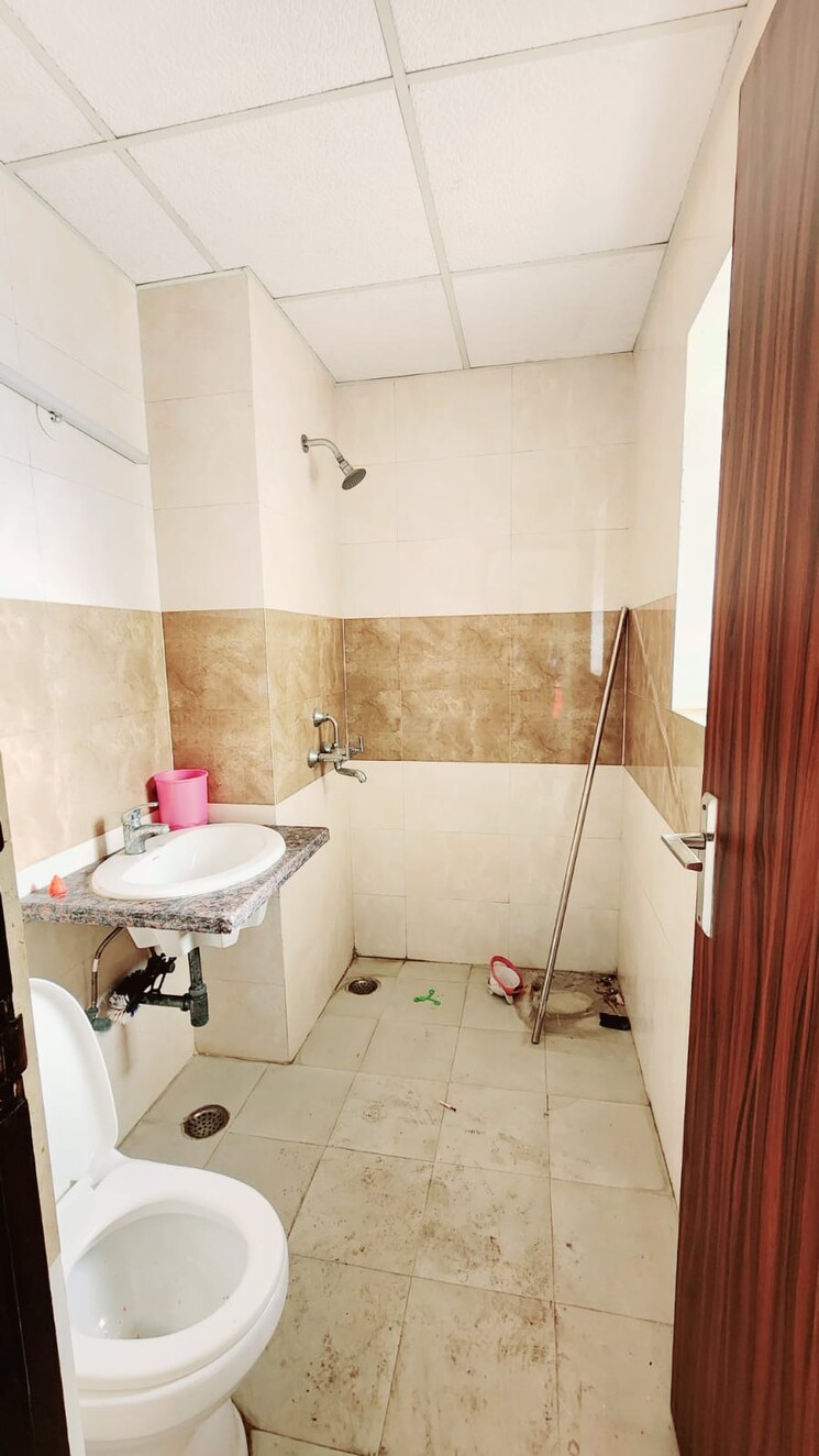 Bathroom, apex-athena 4 Bedroom 2725 Sq.Ft. Apartment In Sector 75 Noida 8013866