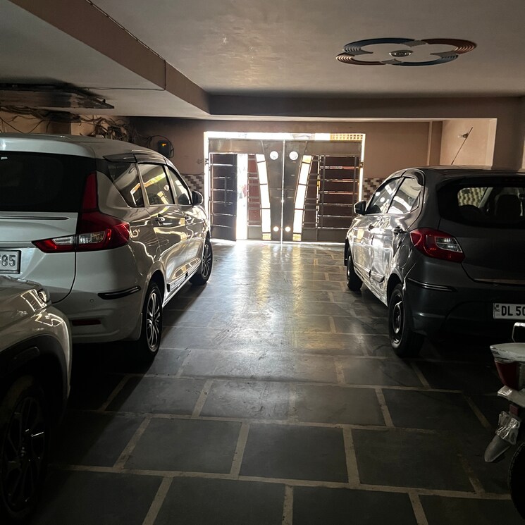  Parking, shahdara 3 Bedroom 110 Sq.Yd. Builder Floor In Shahdara Delhi 8013895