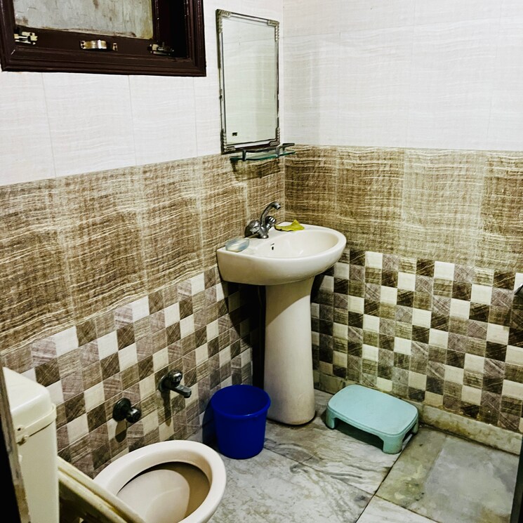 Bathroom, shahdara 3 Bedroom 110 Sq.Yd. Builder Floor In Shahdara Delhi 8013895