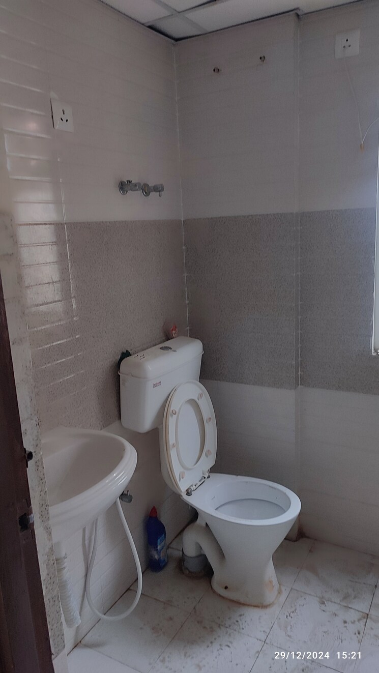 Bathroom, signature-global-orchard-avenue 2 Bedroom 629 Sq.Ft. Apartment In Sector 93 Gurgaon 8013903