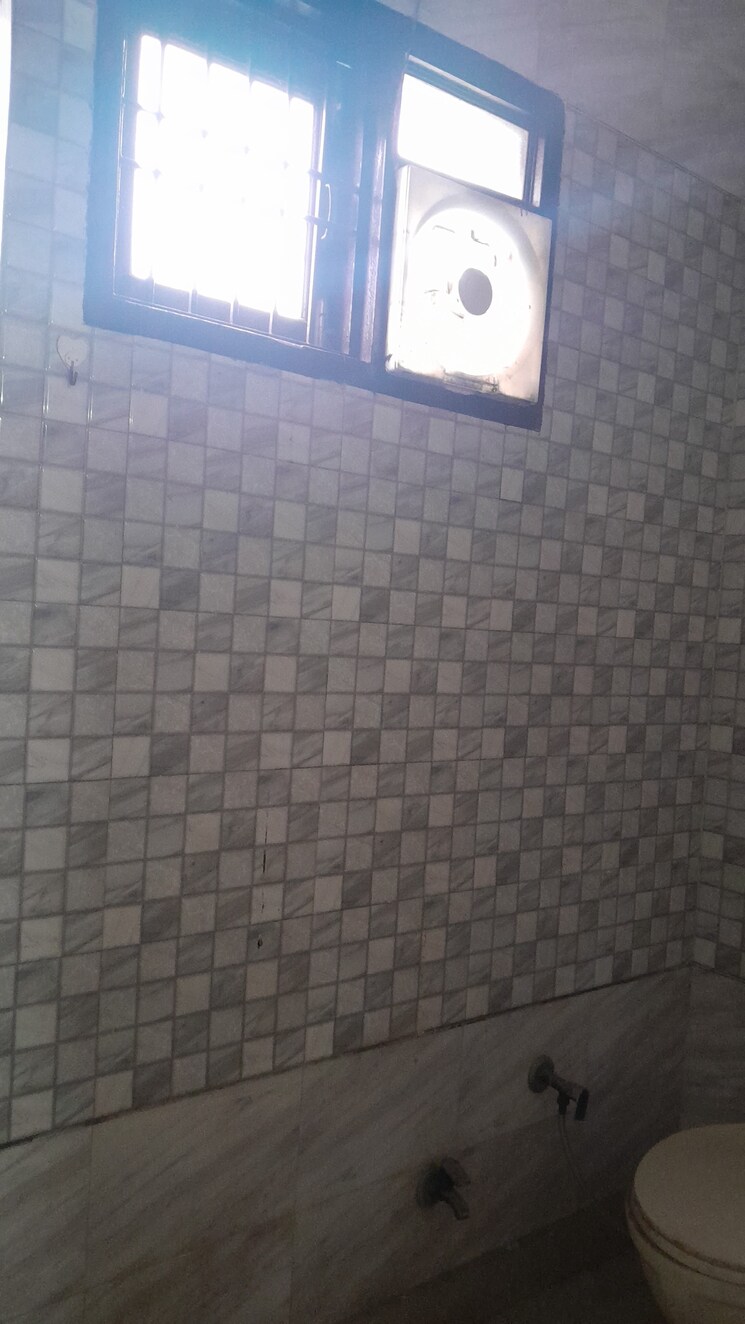 Bathroom, rohini sector 24 2 Bedroom 52 Sq.Mt. Builder Floor In Rohini Sector 24 Delhi 8014018