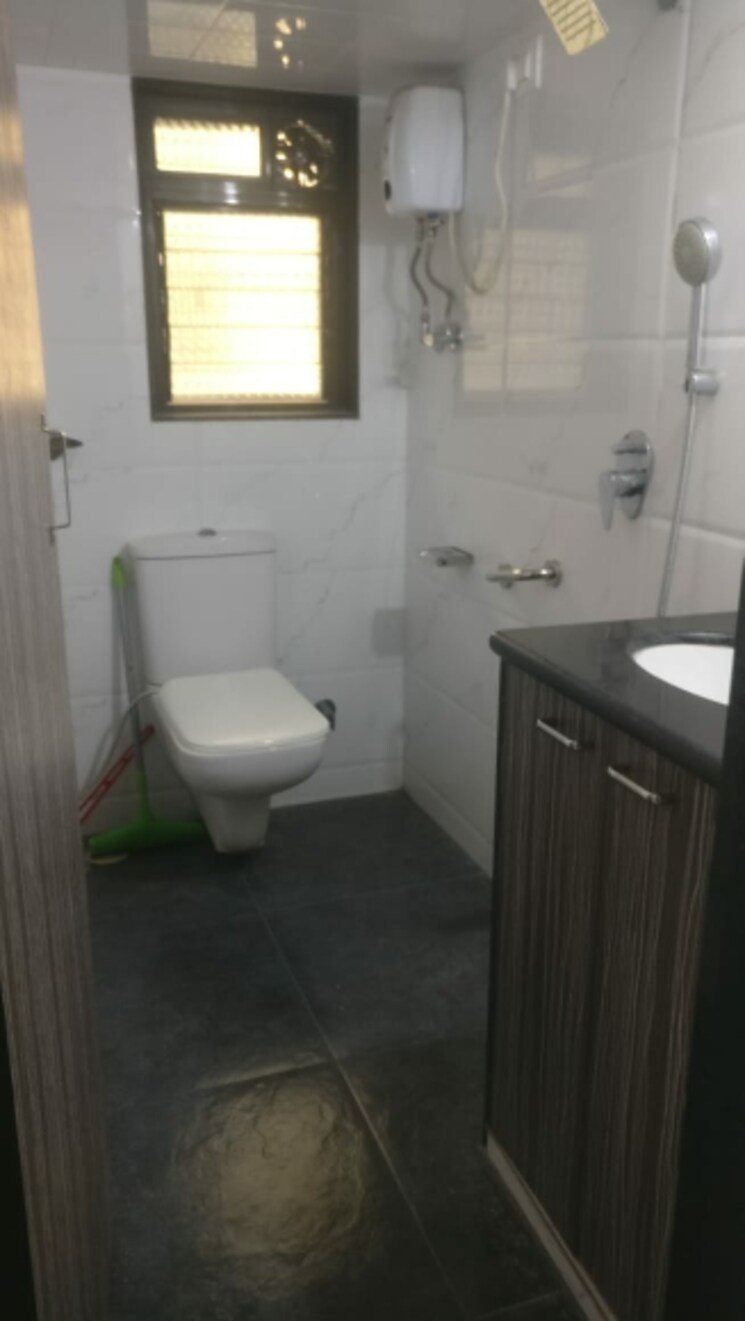 Bathroom, jeevan-sarita-chs 2 Bedroom 720 Sq.Ft. Apartment In Vile Parle East Mumbai 8014013