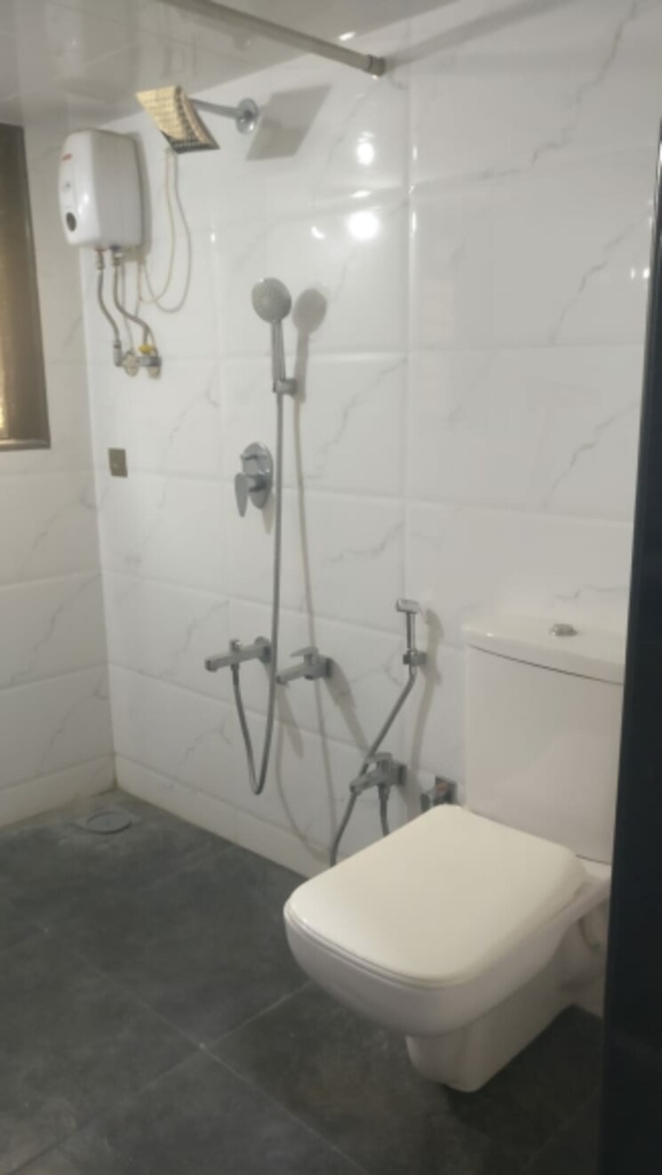 Bathroom, jeevan-sarita-chs 2 Bedroom 720 Sq.Ft. Apartment In Vile Parle East Mumbai 8014013