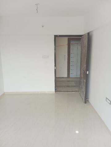 Room in 5 BHK Apartment at Hiranandani Gardens, Powai – for Sale