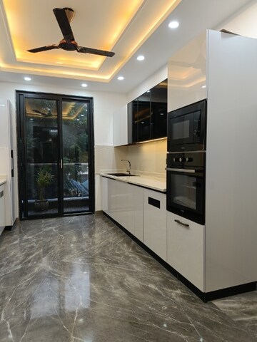 Master Bedroom in 4 BHK Builder Floor at Unitech South City II, Sector 50 – for Sale