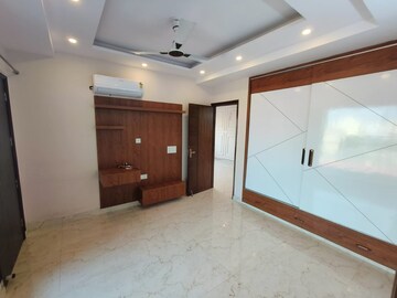 Room in 3 BHK Builder Floor at Sector 9 – for Rent