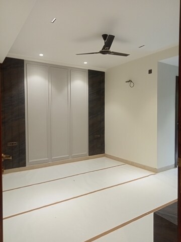 Room in 3 BHK Builder Floor at Yojana Vihar – for Rent
