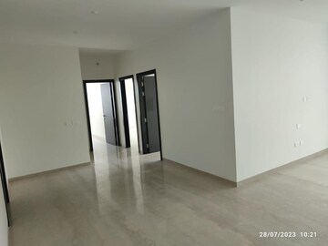Room in 3 BHK Apartment at Oberoi Maxima, Andheri East – for Rent