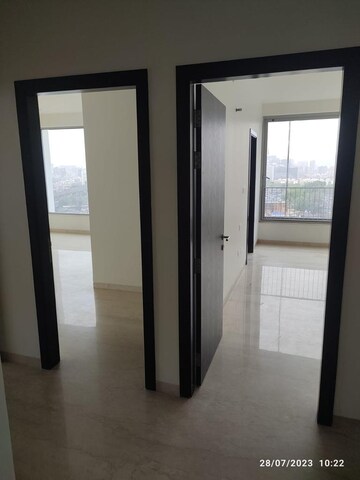 Room in 3 BHK Apartment at Oberoi Maxima, Andheri East – for Rent