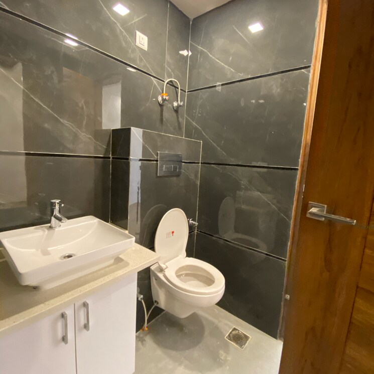 Attached Bathroom, puri-kohinoor 3 Bedroom 150 Sq.Yd. Builder Floor In Tikawali Faridabad 8014332
