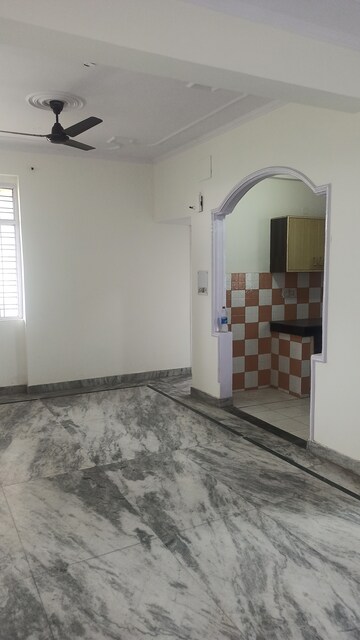 Furnished Amenities in 3.5 BHK Apartment at Sector 21c – for Rent