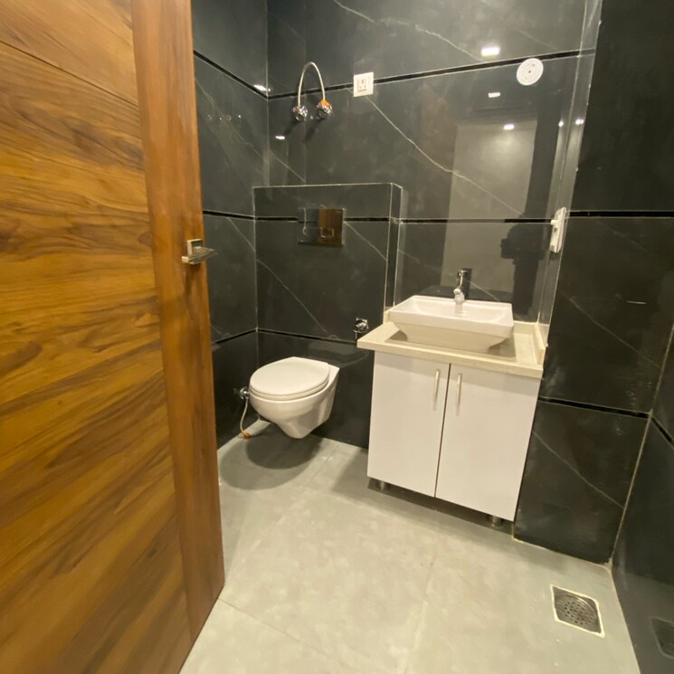 Bathroom, puri-kohinoor 3 Bedroom 150 Sq.Yd. Builder Floor In Tikawali Faridabad 8014414