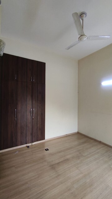 Room in 3 BHK Apartment at Moti Nagar – for Rent