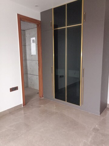Building Lobby in 4 BHK Builder Floor at BPTP Amstoria Plot, Sector 102 – for Sale