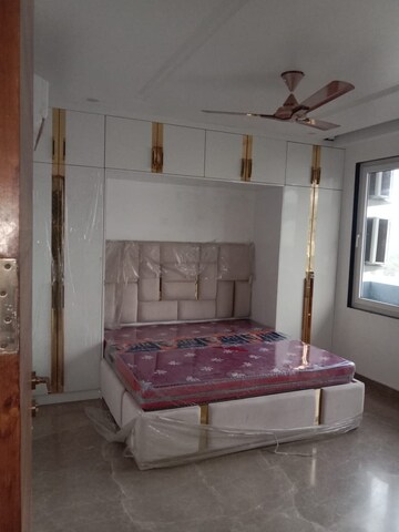 Bathroom in 4 BHK Builder Floor at BPTP Amstoria Plot, Sector 102 – for Sale