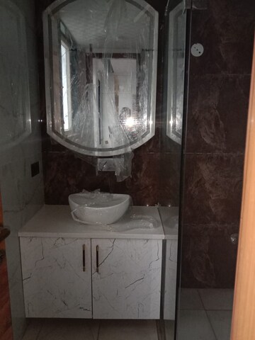 Bathroom in 4 BHK Builder Floor at BPTP Amstoria Plot, Sector 102 – for Sale