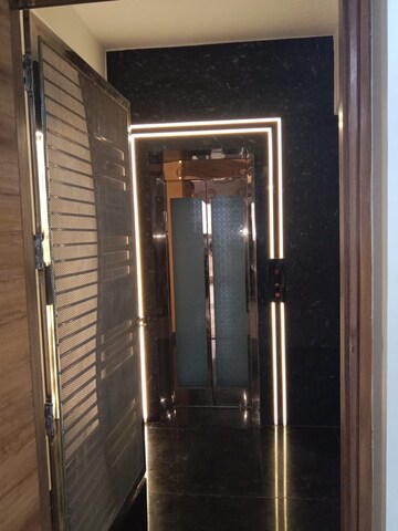 Building Lobby in 4 BHK Builder Floor at BPTP Amstoria Plot, Sector 102 – for Sale