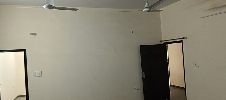 Room, sector 26 3 Bedroom 2200 Sq.Ft. Villa In Sector 26 Noida 8014893