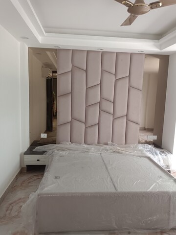 Room in 3 BHK Builder Floor at Sector 9 – for Rent