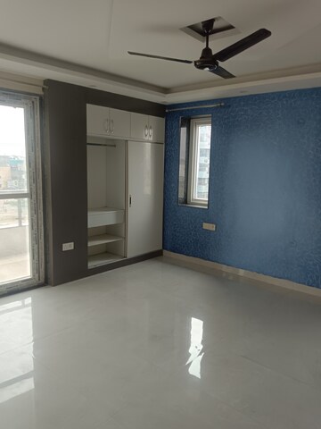 Room in 3 BHK Builder Floor at Sector 9 – for Rent