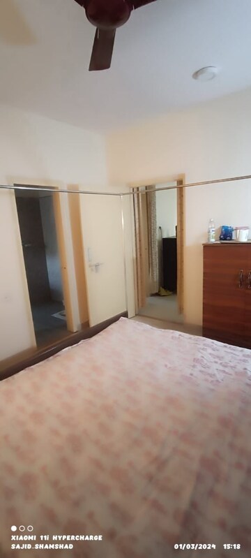 Room in 2.5 BHK Apartment at Nandakini Alaknanda Estate, Amar Shaheed Path – for Rent