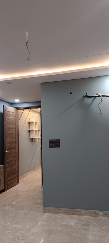 Furnished Amenities in 2 BHK Builder Floor at Janakpuri – for Sale