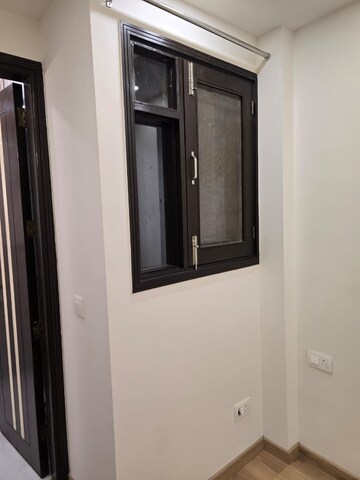 Room in 3 BHK Builder Floor at Green Park – for Rent