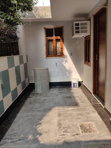 Building Lobby in 1 RK Builder Floor at Ansal Plaza Sector-23, Sector 23 – for Rent