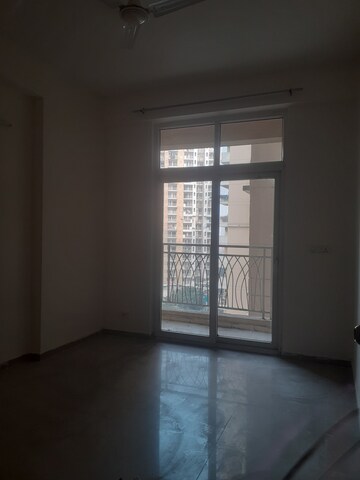 Room in 3 BHK Apartment at Sector 16 Yamuna Expressway – for Rent